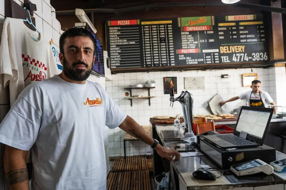Mostrador de Pizzería Angelín, con la carta de pizzas y empanadas y la computadora de la caja
